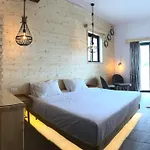 Penelope Hotel *